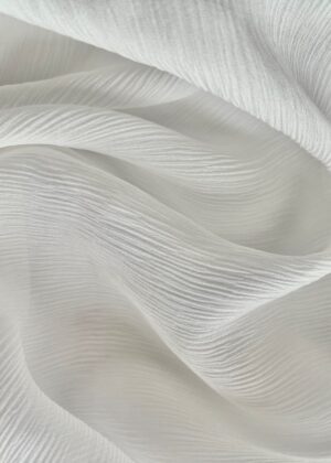 Tissu en mousseline de soie blanche froissée
